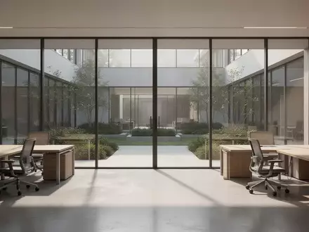 Heller, minimalistischer Büroraum mit großen Fenstern und Blick auf einen begrünten Innenhof, der Ordnung und Effizienz vermittelt. - Foto: über boerse-global.de