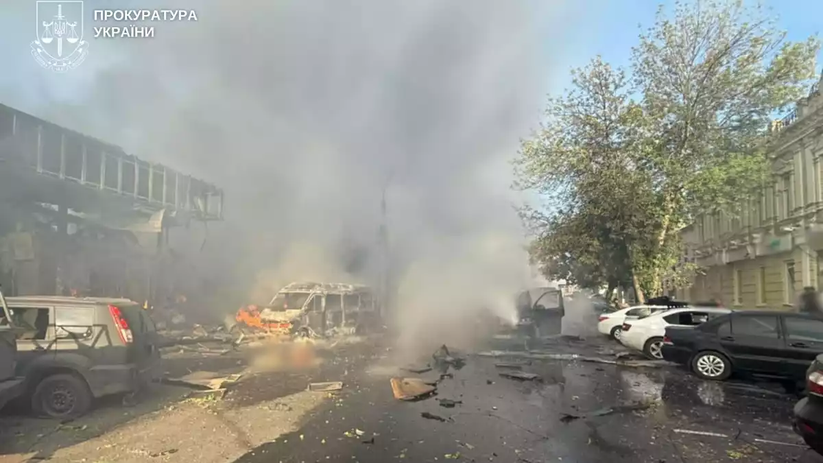 Der russische Angriff traf unter anderem einen Supermarkt. - Bild: ---/ukrainische Staatsanwaltschaft/dpa