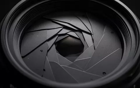 Nahaufnahme eines komplexen mechanischen Blendenmechanismus mit feinen, dunklen Lamellen in einer Kameraoptik. - Foto: über boerse-global.de