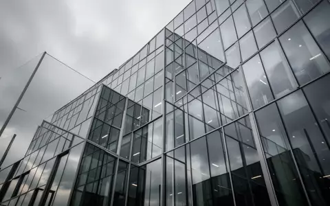Moderne Büroarchitektur aus Glas und Stahl vor einem bewölkten Himmel. - Foto: über boerse-global.de