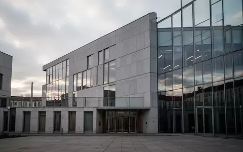 Moderne, minimalistische Architektur eines öffentlichen Verwaltungsgebäudes in Berlin bei bewölktem Tageslicht. - Foto: über boerse-global.de