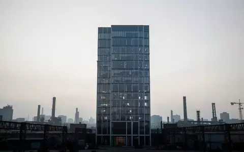 Ein moderner Hochhaus-Büroturm vor einem bewölkten Himmel in einem urbanen Umfeld. - Foto: über boerse-global.de
