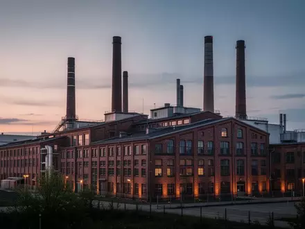 Industrielle Fabrikgebäude eines Pharmastandorts in Dresden bei Dämmerung. - Foto: über boerse-global.de