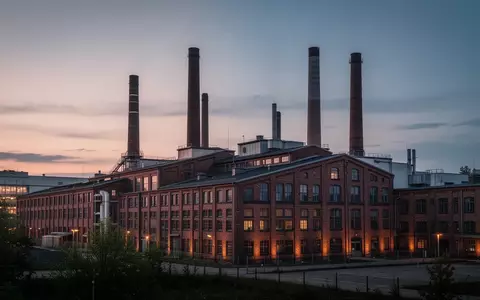 Industrielle Fabrikgebäude eines Pharmastandorts in Dresden bei Dämmerung. - Foto: über boerse-global.de