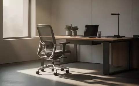 Ein minimalistischer, moderner Arbeitsplatz mit einem ergonomischen Stuhl und einem Schreibtisch in hellem, natürlichem Licht. - Foto: über boerse-global.de