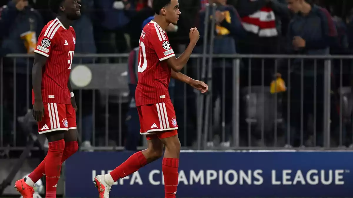 Jawoll! Jamal Musiala ballt nach seinem Tor die Faust.  - Bild: Sven Hoppe/dpa