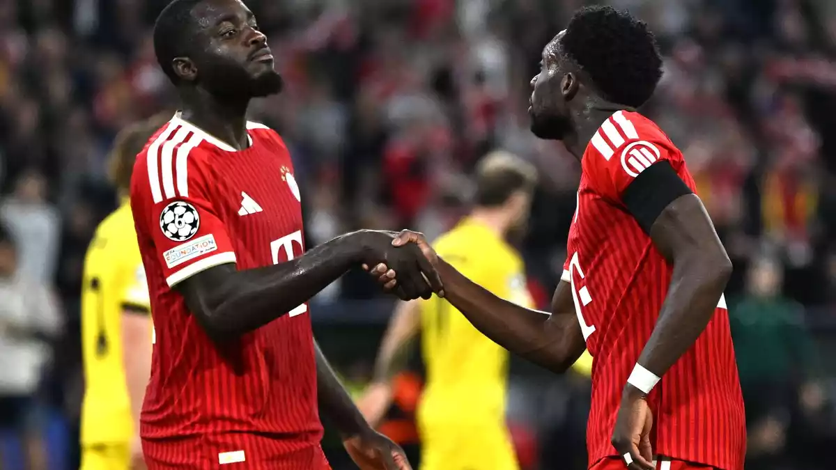 Dayot Upamecano gratuliert Alphonso Davies (r) zum 3:0.  - Bild: Sven Hoppe/dpa