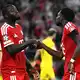 Dayot Upamecano gratuliert Alphonso Davies (r) zum 3:0.  - Bild: Sven Hoppe/dpa