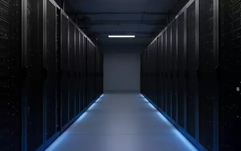 Ein minimalistischer, dunkel beleuchteter Serverraum mit schlichten, unbeschrifteten Server-Racks. - Foto: über boerse-global.de