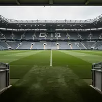 Leeres Fußballstadion bei Tageslicht mit Blick auf den grünen Rasen von der Spielertunnel-Perspektive. - Foto: über boerse-global.de