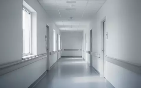 Ein leerer, heller Krankenhausflur mit minimalistischem Design und diffusem Tageslicht. - Foto: über boerse-global.de