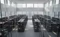 Ein minimalistischer, leerer Archivraum mit geordneten Metallregalen in einem modernen Gebäude bei natürlichem Tageslicht. - Foto: über boerse-global.de