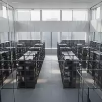 Ein minimalistischer, leerer Archivraum mit geordneten Metallregalen in einem modernen Gebäude bei natürlichem Tageslicht. - Foto: über boerse-global.de