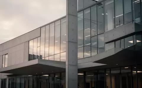 Moderne Büroarchitektur aus Glas und Beton in natürlichem Licht. - Foto: über boerse-global.de