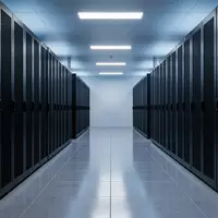 Ein moderner, minimalistischer Serverraum mit dunklen Schaltschränken in einer kühlen, blau beleuchteten Industrieumgebung. - Foto: über boerse-global.de