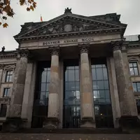 Fassade eines historischen Regierungsgebäudes in Berlin an einem bewölkten Tag. - Foto: über boerse-global.de