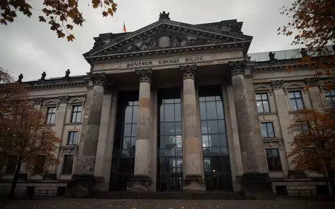 Fassade eines historischen Regierungsgebäudes in Berlin an einem bewölkten Tag. - Foto: über boerse-global.de