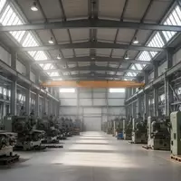 Innenansicht einer modernen, weitläufigen Industriehalle mit großen Maschinen und Stahlträgern bei natürlichem Licht. - Foto: über boerse-global.de