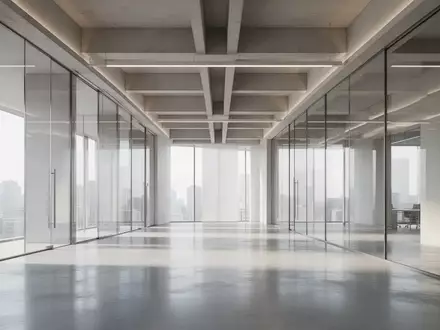 Heller, minimalistisch gestalteter Innenraum eines modernen Bürogebäudes mit architektonischen Linien und Tageslicht. - Foto: über boerse-global.de