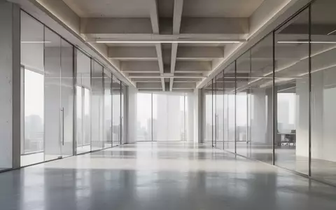 Heller, minimalistisch gestalteter Innenraum eines modernen Bürogebäudes mit architektonischen Linien und Tageslicht. - Foto: über boerse-global.de
