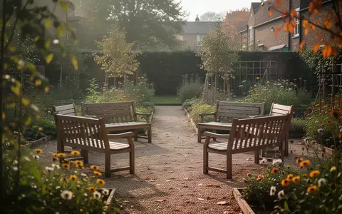 Ein ruhiger, sonnendurchfluteter Gartenbereich mit Sitzgelegenheiten im Freien, der eine Atmosphäre von Gemeinschaft und Fürsorge vermittelt. - Foto: über boerse-global.de