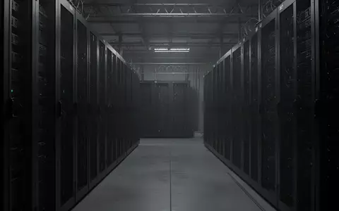 Ein düsterer, hochsicherer Serverraum mit inaktiven Serverschränken in einer industriellen Umgebung. - Foto: über boerse-global.de