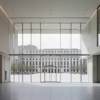 Modernes architektonisches Interieur eines Regierungsgebäudes mit klaren Linien und hellem Tageslicht. - Foto: über boerse-global.de