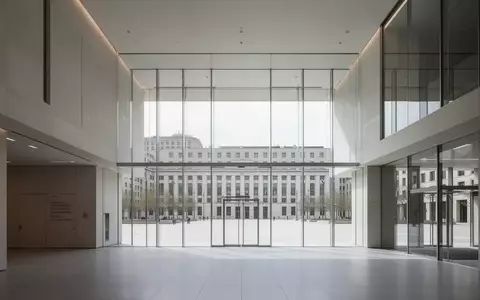 Modernes architektonisches Interieur eines Regierungsgebäudes mit klaren Linien und hellem Tageslicht. - Foto: über boerse-global.de