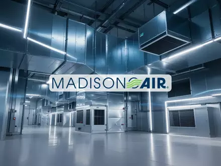 Moderne industrielle Klimaanlagen-Anlage in einer sauberen, professionellen Umgebung mit Fokus auf effiziente Technik. - Foto: über boerse-global.de