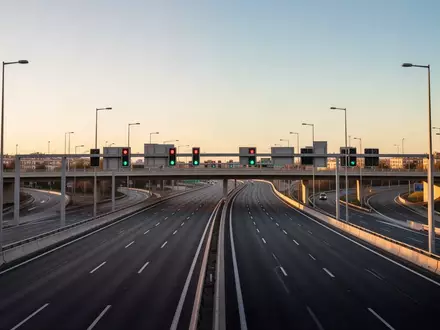 Eine moderne, weitläufige Autobahnkreuzung bei Madrid während der goldenen Stunde ohne Fahrzeuge oder Personen. - Foto: über boerse-global.de