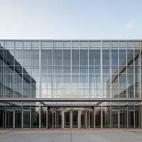Moderne Glas- und Stahlfassade eines Regierungsgebäudes bei Tageslicht. - Foto: über boerse-global.de