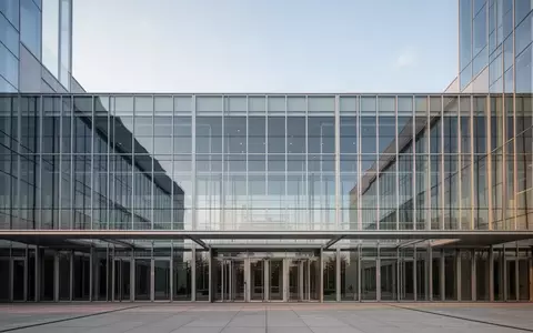 Moderne Glas- und Stahlfassade eines Regierungsgebäudes bei Tageslicht. - Foto: über boerse-global.de