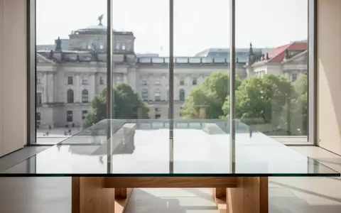 Ein leerer Konferenztisch in einem modernen, lichtdurchfluteten Raum mit Blick auf die Berliner Architektur. - Foto: über boerse-global.de