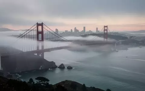 Die Golden Gate Bridge in dichtem Morgennebel bei Sonnenaufgang in der San Francisco Bay. - Foto: über boerse-global.de