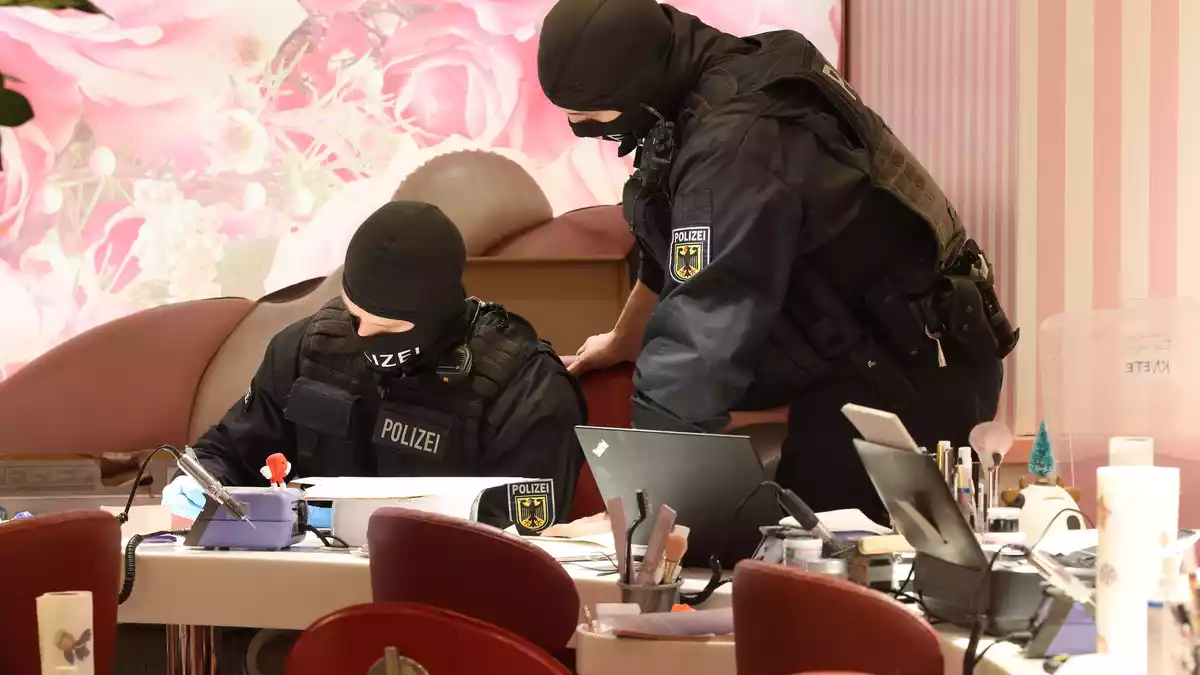 Im Januar durchsuchten Bundespolizisten ein Nagelstudio in Düsseldorf. (Archivbild) - Bild: David Young/dpa