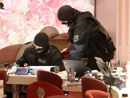 Im Januar durchsuchten Bundespolizisten ein Nagelstudio in Düsseldorf. (Archivbild) - Foto: David Young/dpa