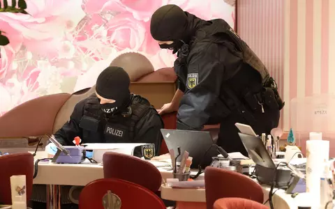 Im Januar durchsuchten Bundespolizisten ein Nagelstudio in Düsseldorf. (Archivbild) - Foto: David Young/dpa