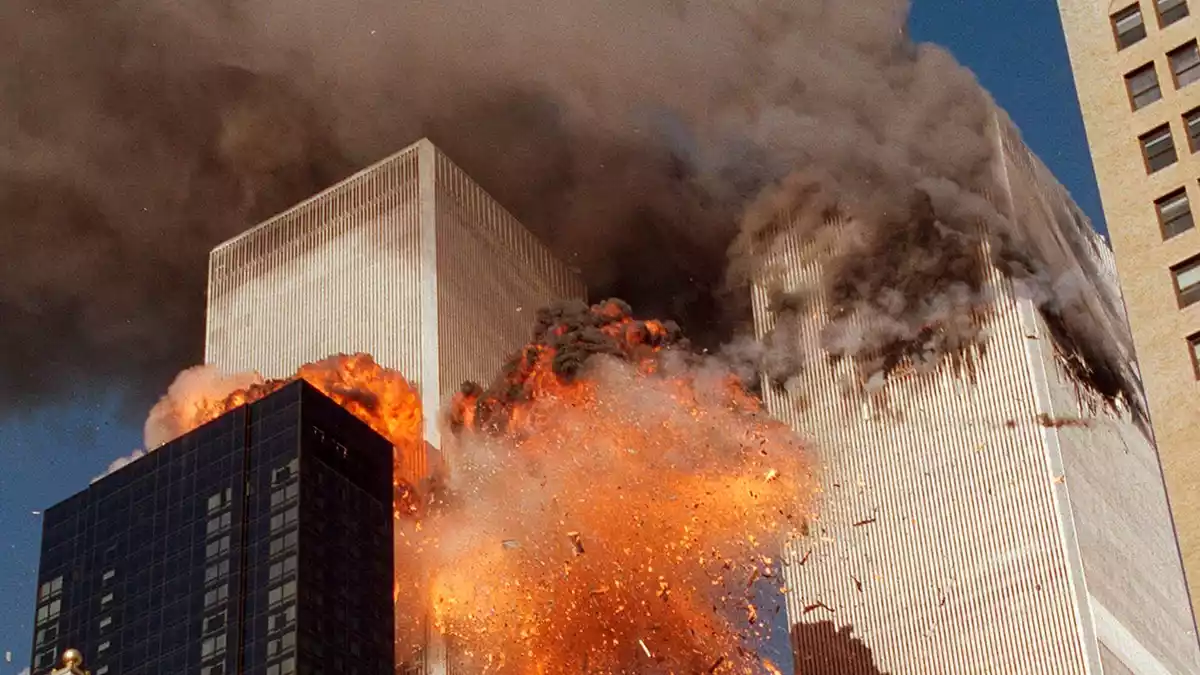 Rauchschwaden steigen aus einem der Türme des World Trade Centers auf. (Archivbild) - Bild: Chao Soi Cheong/AP/dpa