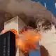 Rauchschwaden steigen aus einem der Türme des World Trade Centers auf. (Archivbild) - Bild: Chao Soi Cheong/AP/dpa