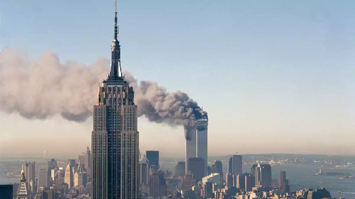  Fast 3.000 Menschen kamen durch die verheerenden Attacken vor 25 Jahren ums Leben. (Archivbild) - Bild: Marty Lederhandler/AP/dpa