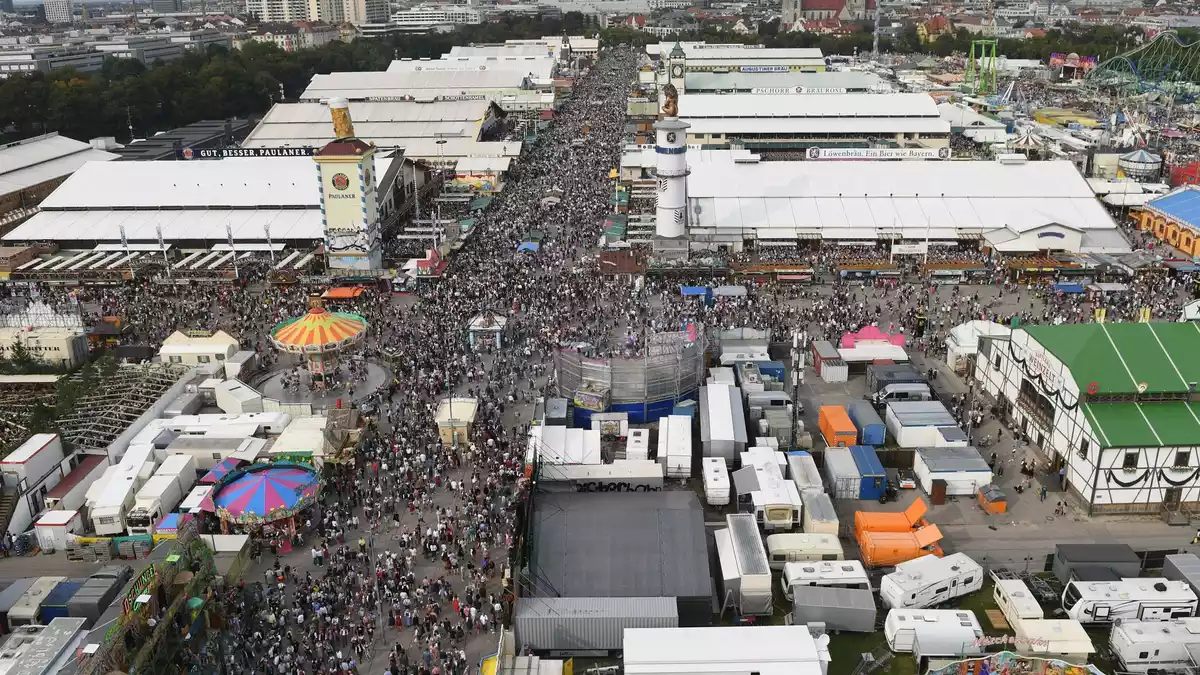 Wer sein Zelt künftig auf der Wiesn aufstellen kann, soll nun die Justiz entscheiden. (Archivbild) - Bild: Felix Hörhager/dpa