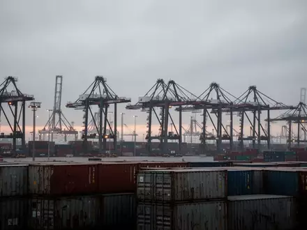 Stille Containerterminals und Hafenkräne bei Dämmerung nach einem Streik - Foto: über boerse-global.de
