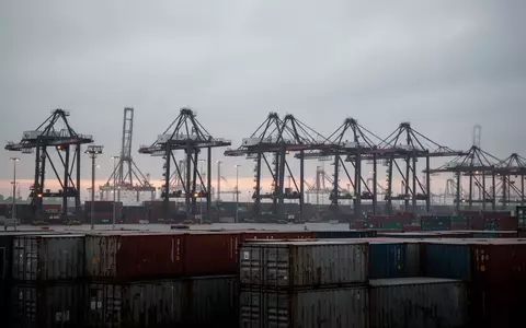 Stille Containerterminals und Hafenkräne bei Dämmerung nach einem Streik - Foto: über boerse-global.de