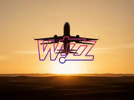 Moderne Flugzeugsilhouette vor einem goldenen Sonnenuntergang über einer Wüstenlandschaft - Foto: über boerse-global.de