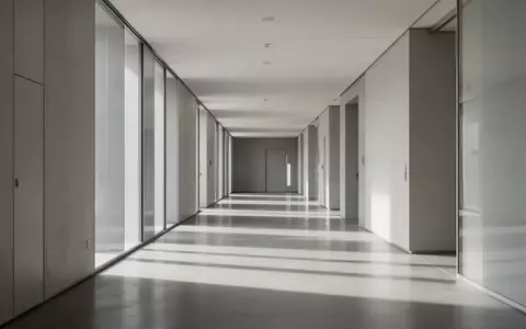 Ein leerer, minimalistischer Flur in einem modernen Verwaltungsgebäude bei natürlichem Lichteinfall. - Foto: über boerse-global.de