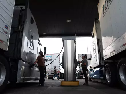 Der US-Preis für Diesel hat die 6-Dollar-Marke erreicht. (Archivfoto) - Foto: Jenny Kane/AP/dpa