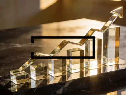 Abstrakte Darstellung von finanziellem Wachstum und steigenden Werten durch elegante Glasformen auf dunklem Marmor. - Foto: über boerse-global.de