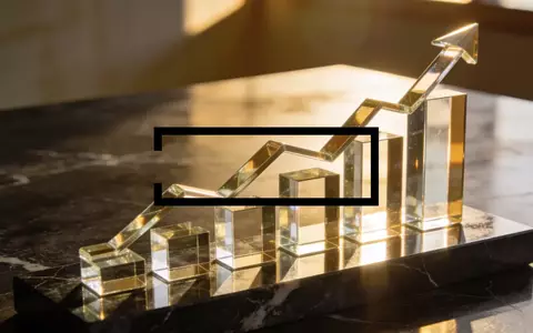 Abstrakte Darstellung von finanziellem Wachstum und steigenden Werten durch elegante Glasformen auf dunklem Marmor. - Foto: über boerse-global.de