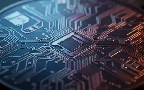 Nahaufnahme einer hochmodernen Silizium-Wafer-Oberfläche mit komplexen mikroskopischen Schaltungsstrukturen in Blau- und Kupfertönen. - Foto: über boerse-global.de