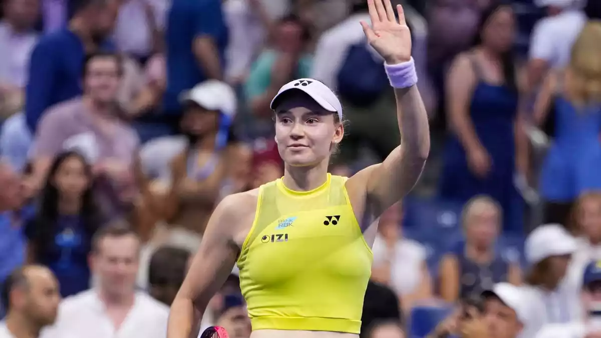 Jelena Rybakina jubelt über den Finaleinzug - und wird neue Nummer eins der Tennis-Welt. - Bild: Seth Wenig/AP/dpa